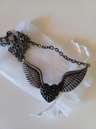 Collar plateado, corto corazon alas