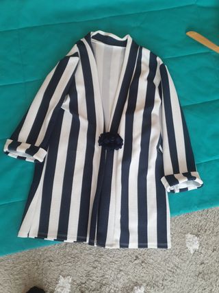 Chaqueta rayas con flor azul marino