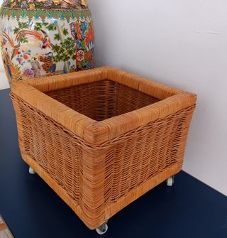 Macetero-cesto de mimbre con ruedas