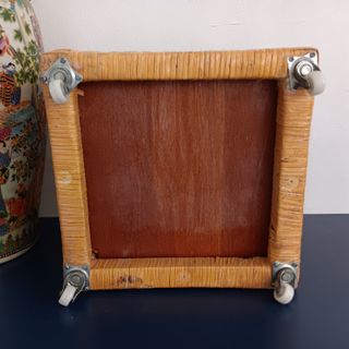 Macetero-cesto de mimbre con ruedas