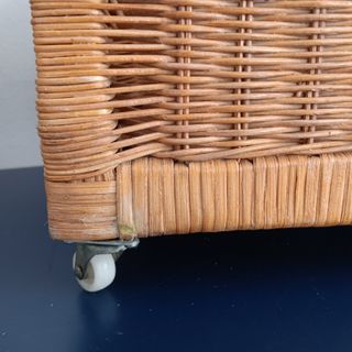 Macetero-cesto de mimbre con ruedas