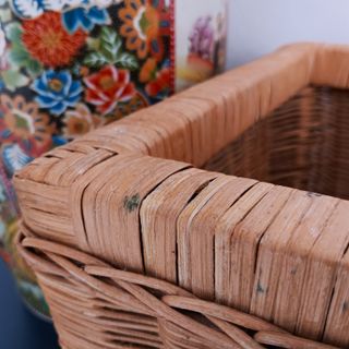 Macetero-cesto de mimbre con ruedas