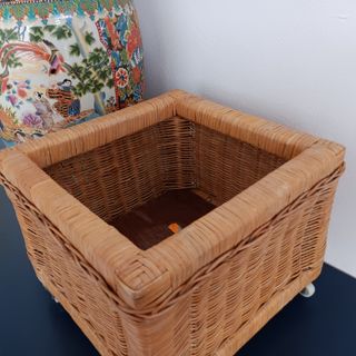 Macetero-cesto de mimbre con ruedas