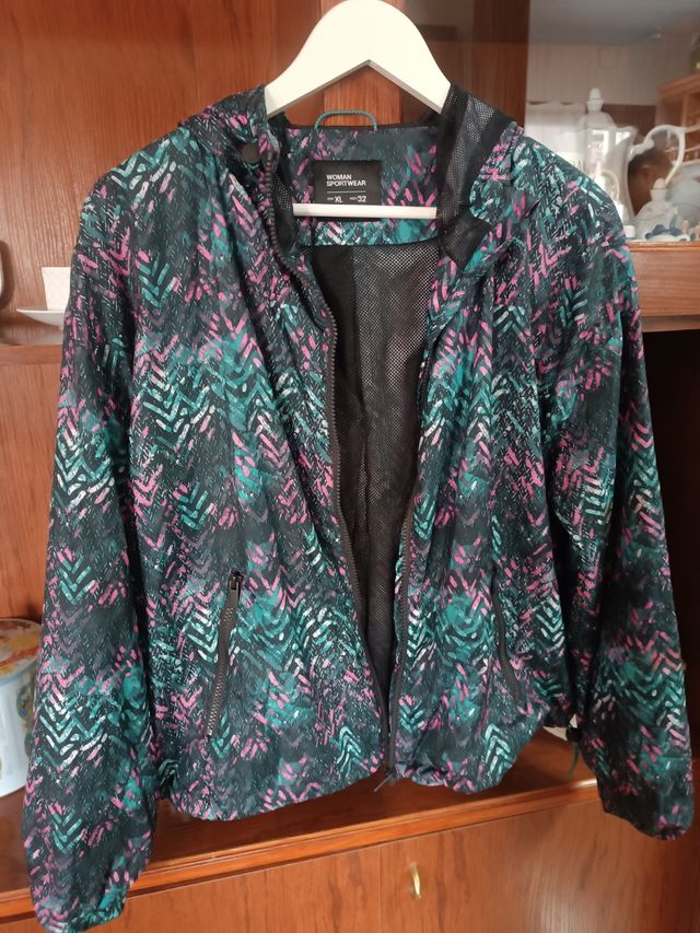 2x1     Chaqueta quita vientos estampada.