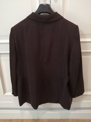 Chaqueta de señora color berenjena.