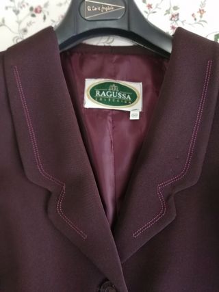 Chaqueta de señora color berenjena.