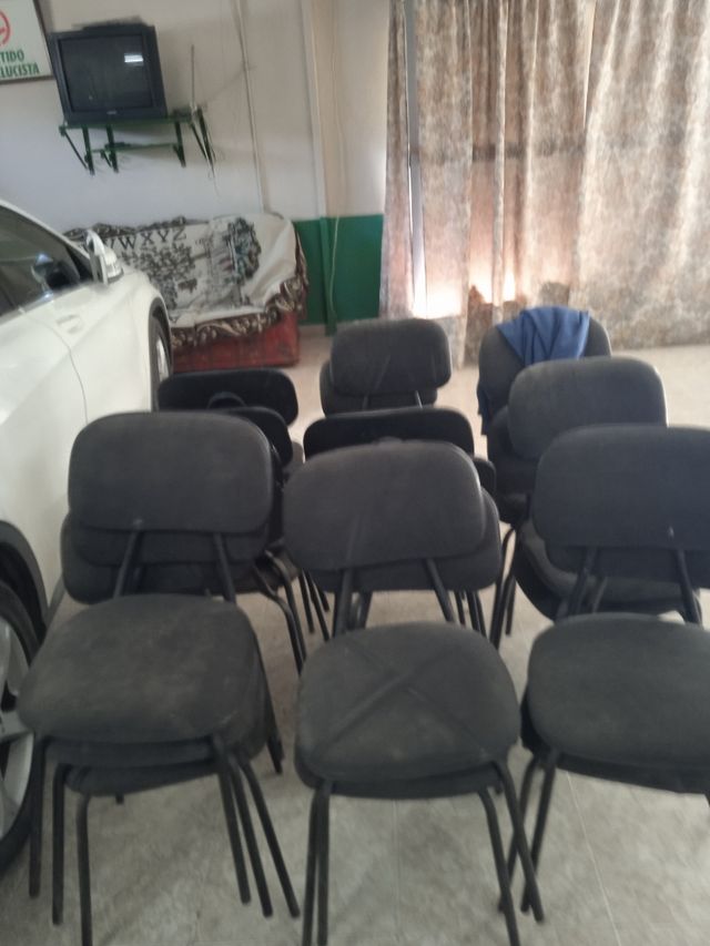 Sillas de oficina y alumnos