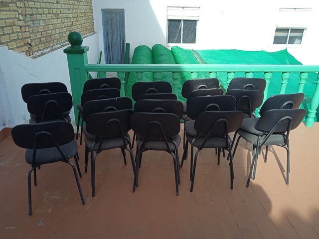 Sillas de oficina y alumnos