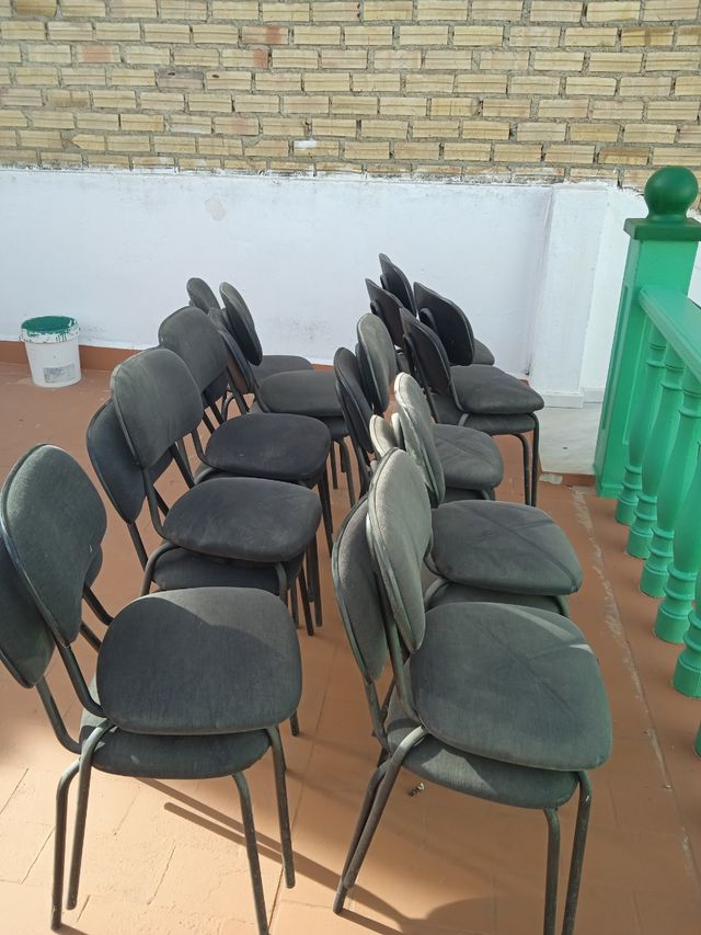 Sillas de oficina y alumnos