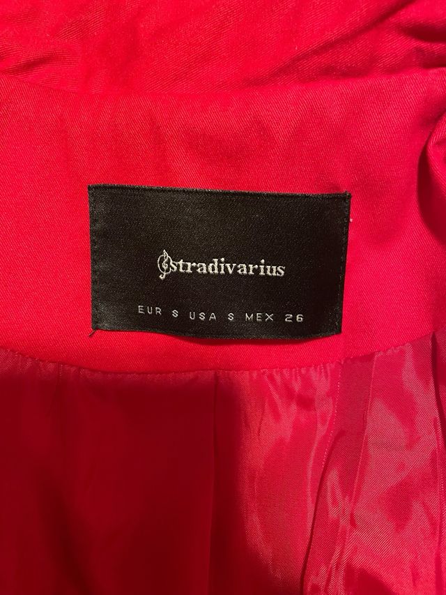 Gabardina trench roja Stradivarius