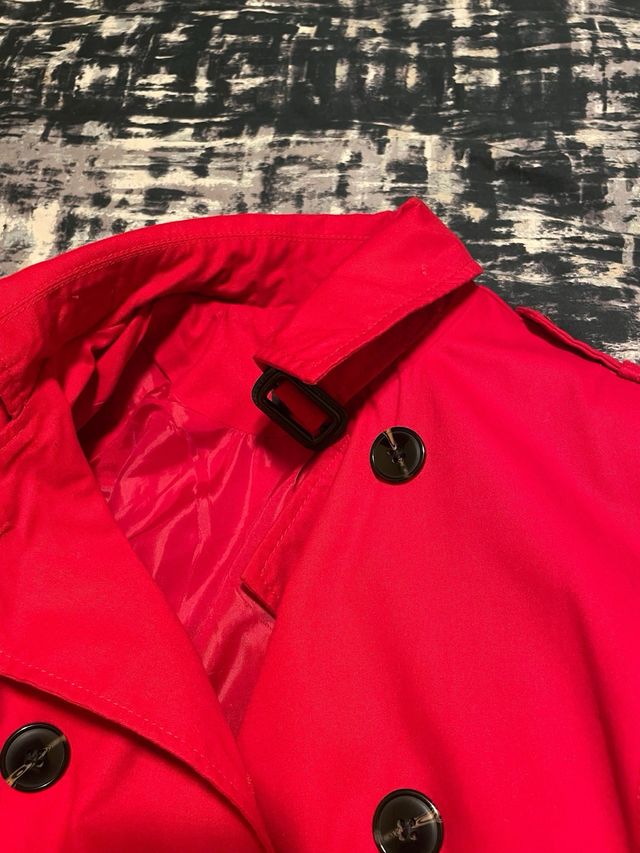 Gabardina trench roja Stradivarius