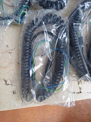 Telefono antiguo, cable rizado negros