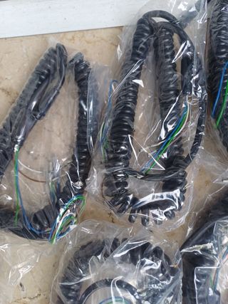 Telefono antiguo, cable rizado negros