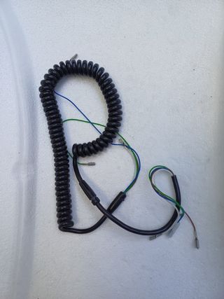 Telefono antiguo, cable rizado negros