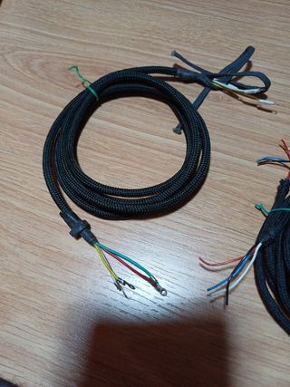 Telefono antiguo, cable rizado negros