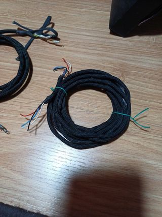 Telefono antiguo, cable rizado negros