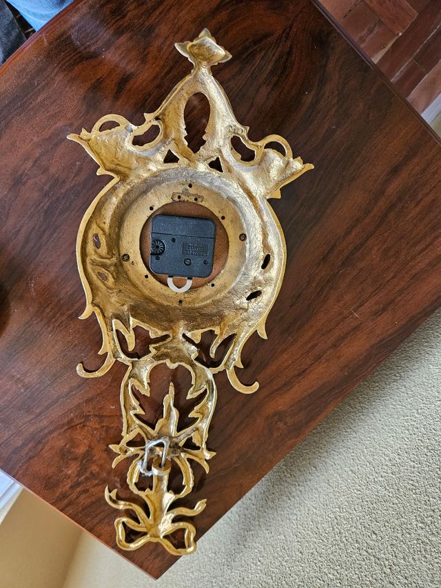 Reloj de pared dorado