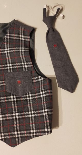 Colete e gravata cinza Menino