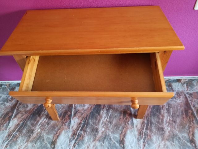 Escritorio o mesita de madera de pino