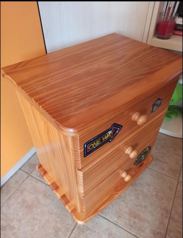 Escritorio o mesita de madera de pino