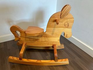 Balancín caballo de madera tallado a mano