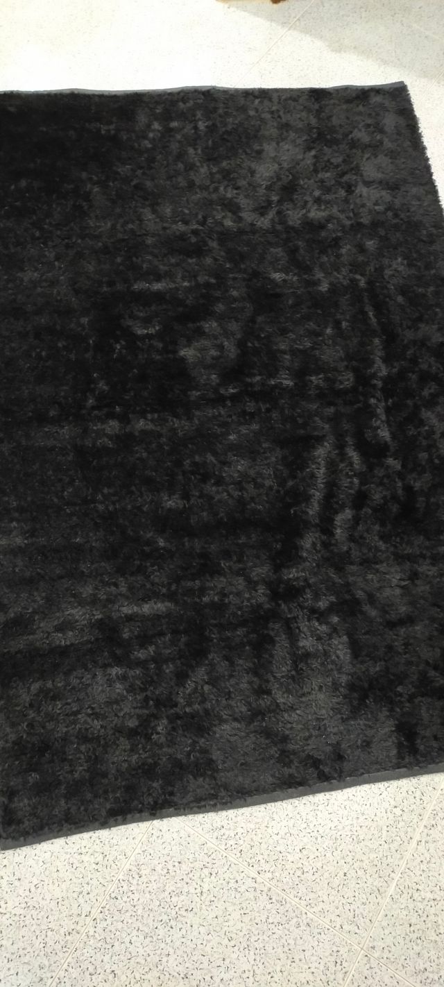 Tapete com pelo preto