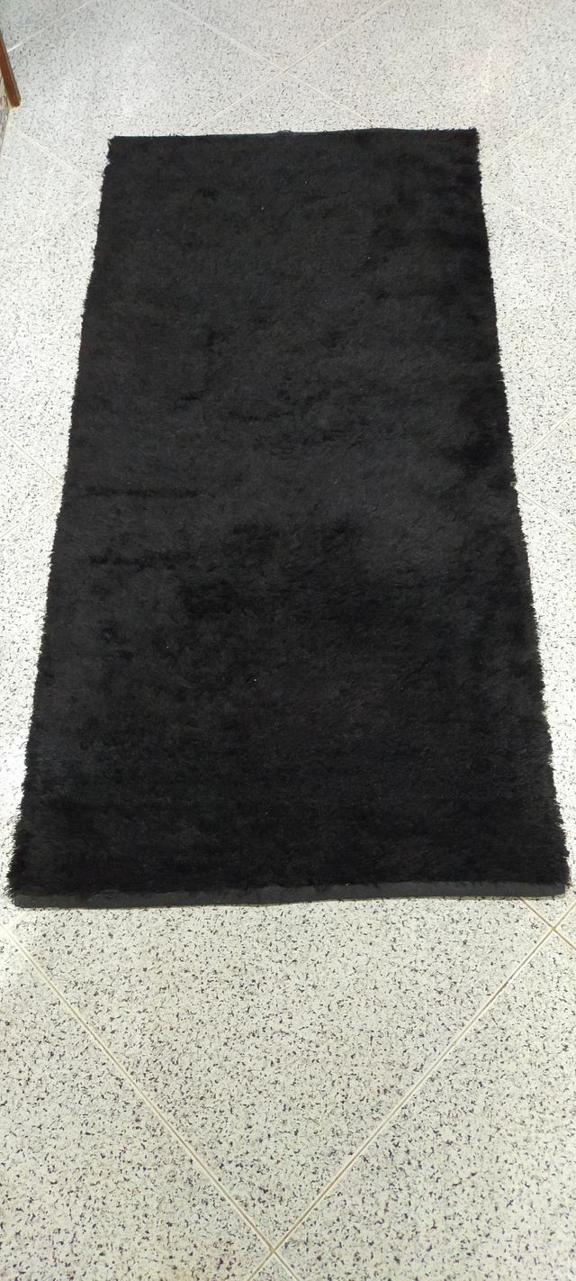 Tapete com pelo preto