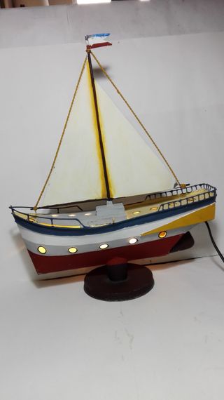 Barco de chapa y luz.