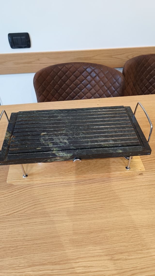 Pietra ollare griglia con la base in legno