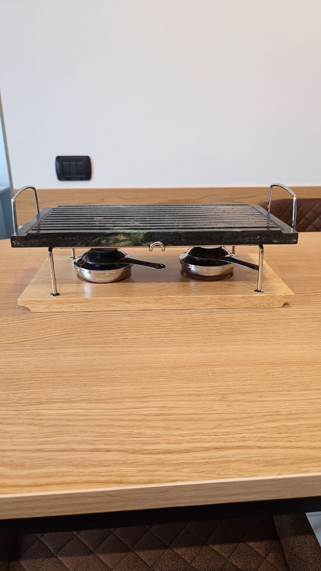 Pietra ollare griglia con la base in legno