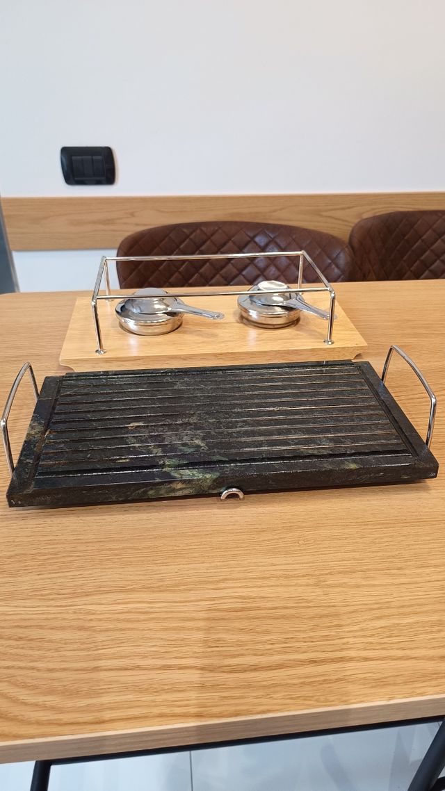 Pietra ollare griglia con la base in legno