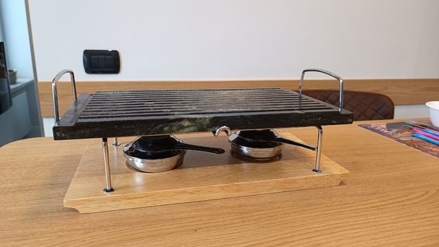 Pietra ollare griglia con la base in legno