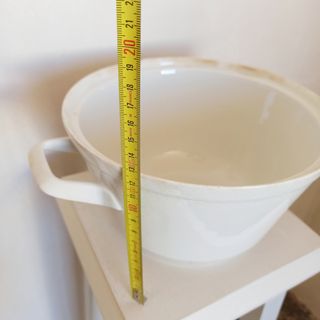 Antigua sopera de porcelana