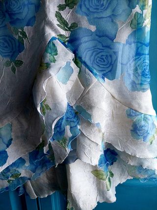 Falda de  organza, con volantes, fieta.