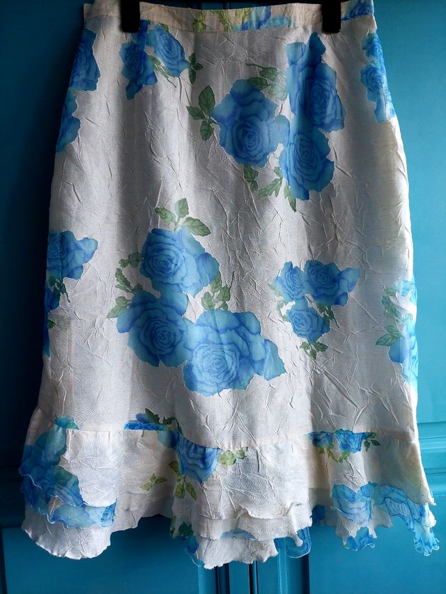 Falda de  organza, con volantes, fieta.