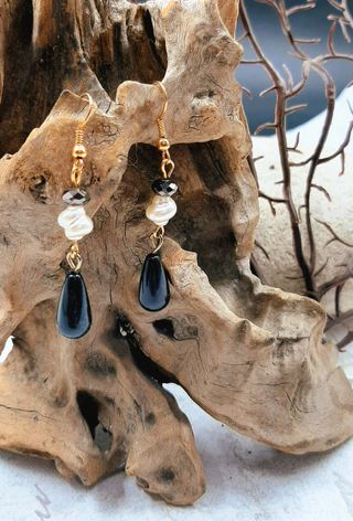 Bigiotteria... orecchini con perla e pendente nero