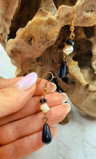 Bigiotteria... orecchini con perla e pendente nero