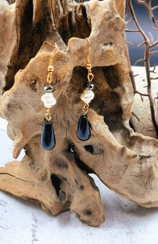 Bigiotteria... orecchini con perla e pendente nero