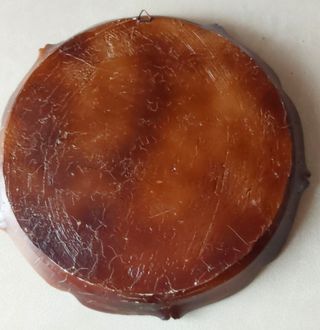 Plato de adorno con relieve de un barco