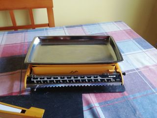 Plancha a 220 w y báscula vintage
