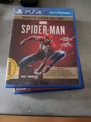 PS4 con mandos y Spiderman