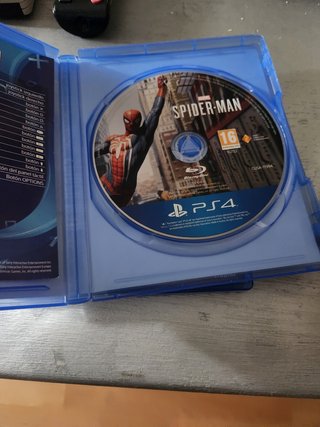 PS4 con mandos y Spiderman