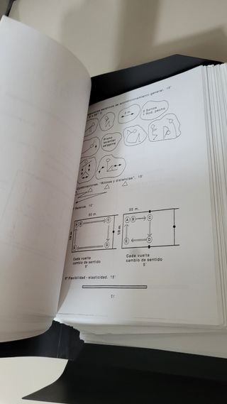 Pack de libros de fútbol y apuntes.