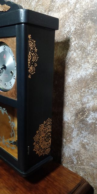 Reloj de pared mecánico con péndulo