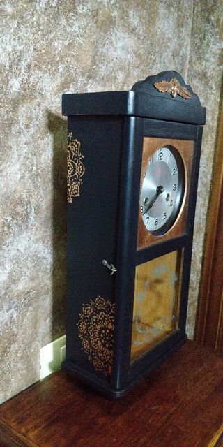 Reloj de pared mecánico con péndulo