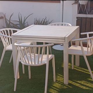 MESA Y SILLAS JARDIN BLANCAS.