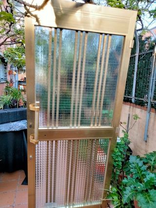 Puerta aluminio dorada