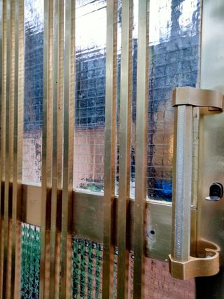 Puerta aluminio dorada