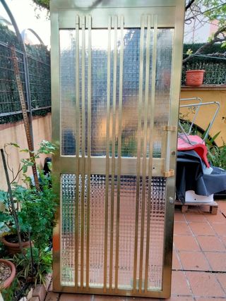 Puerta aluminio dorada