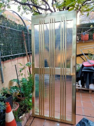 Puerta aluminio dorada